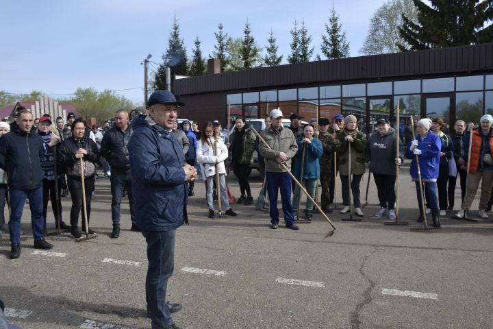 В парке имени Ленина города Мензелинска прошел общегородской субботник