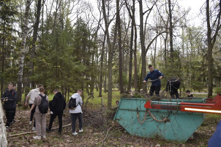 В парке имени Ленина города Мензелинска прошел общегородской субботник