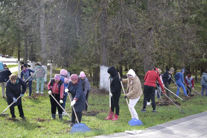 В парке имени Ленина города Мензелинска прошел общегородской субботник