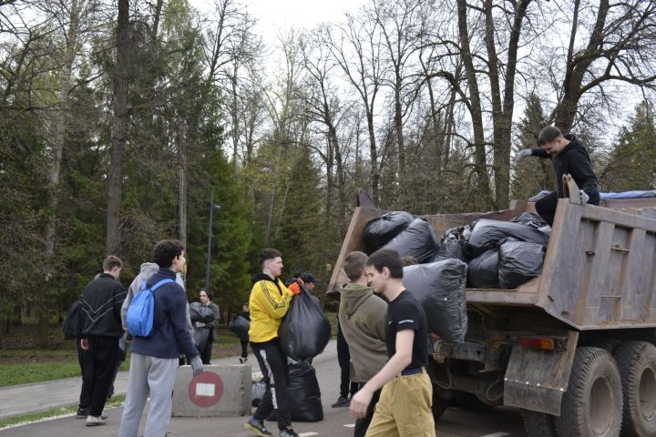 В парке имени Ленина города Мензелинска прошел общегородской субботник