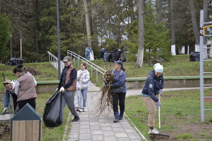 В парке имени Ленина города Мензелинска прошел общегородской субботник