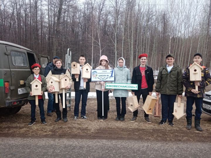 Учащиеся СОШ № 1 изготовили и повесили скворечники