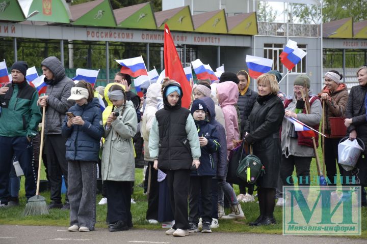 Праздник весны и труда мензелинцы встретили субботником