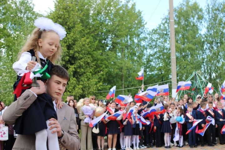 Для 17 одиннадцатиклассников и 83 девятиклассников СОШ 3 прозвенел Последний звонок