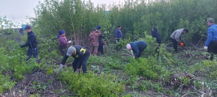 В Новом Такермене на месте будущей детской площадки провели субботник