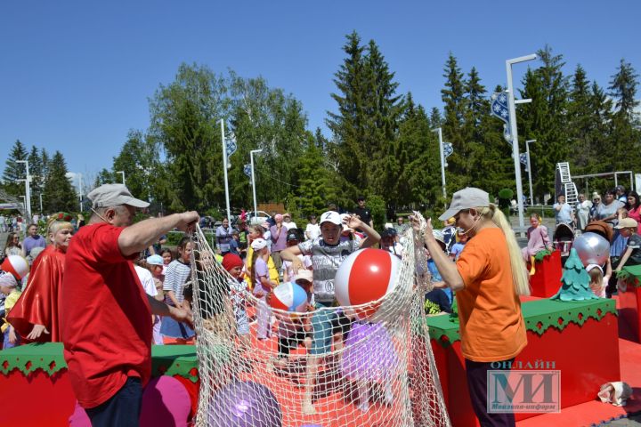 В Мензелинске на празднике ко Дню защиты детей Татарский государственный театр кукол «Әкият» показал бэби-спектакль