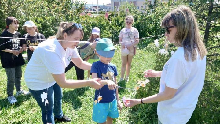 В Мензелинске на празднике ко Дню защиты детей Татарский государственный театр кукол «Әкият» показал бэби-спектакль