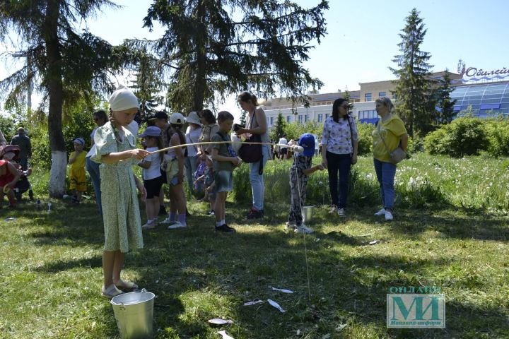 В Мензелинске на празднике ко Дню защиты детей Татарский государственный театр кукол «Әкият» показал бэби-спектакль