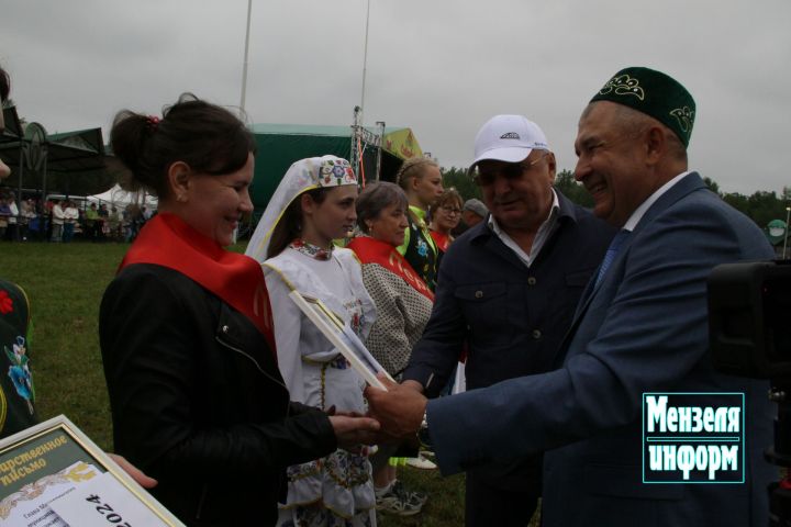 Ведущим труженикам на Сабантуе вручили Благодарственные письма главы Мензелинского района