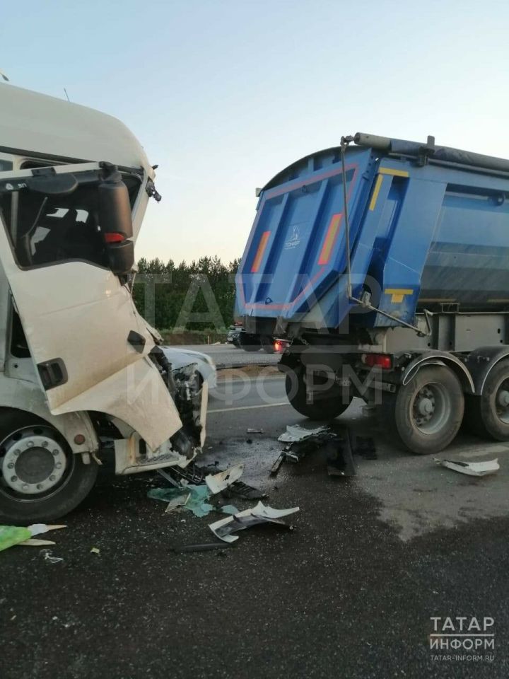 Водитель грузовика пострадал в массовом ДТП на трассе в Мензелинском районе РТ