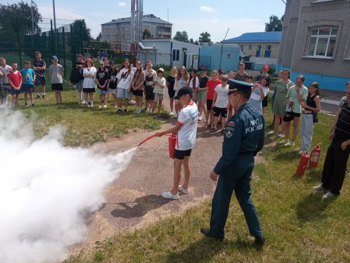 Воспитанников пришкольного лагеря СОШ № 1 ознакомили с правилами пожарной и антитеррористической безопасности