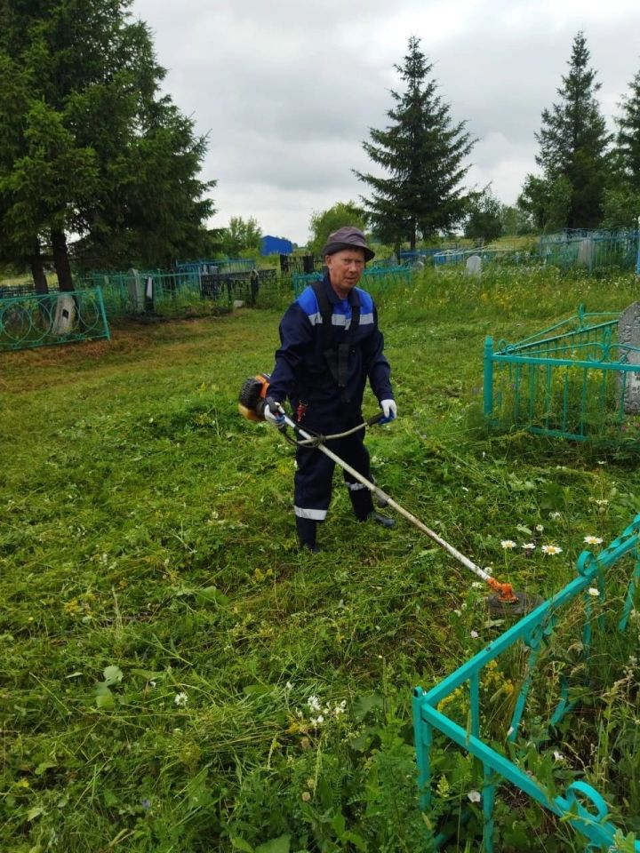 В селе Аю провели субботник на кладбище