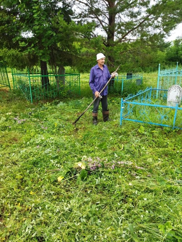 В селе Аю провели субботник на кладбище