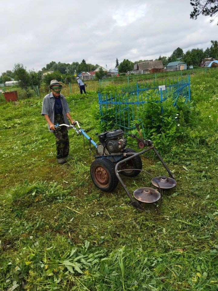 В селе Аю провели субботник на кладбище