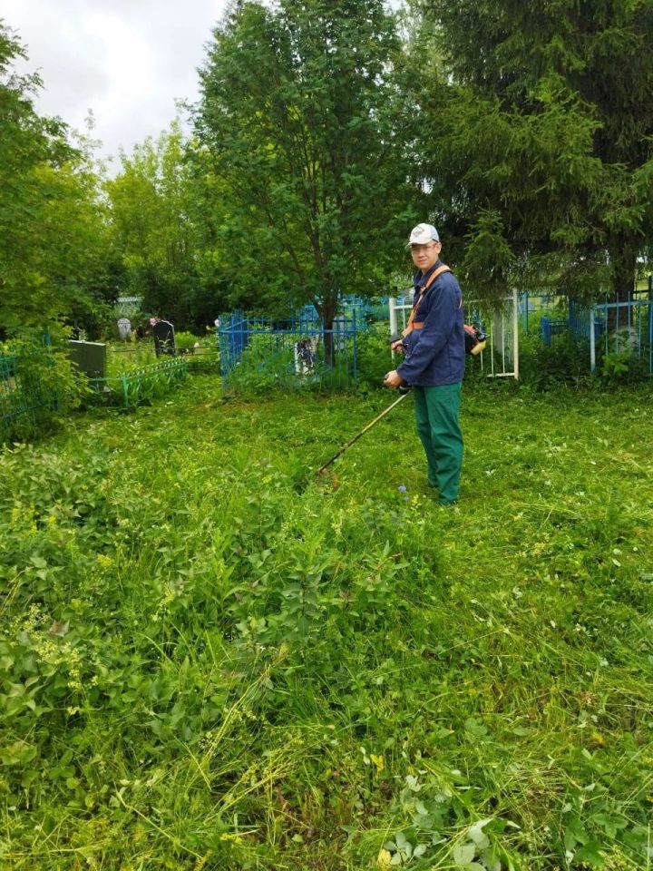 В селе Аю провели субботник на кладбище