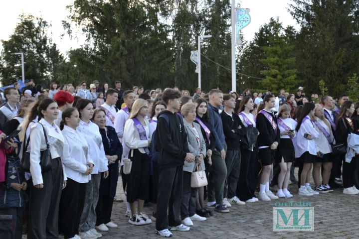 В Мензелинске выпускники получили награды главы района