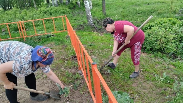 В деревне Ямаково родители, бабушки и дедушки и дети благоустроили территорию игровой площадки