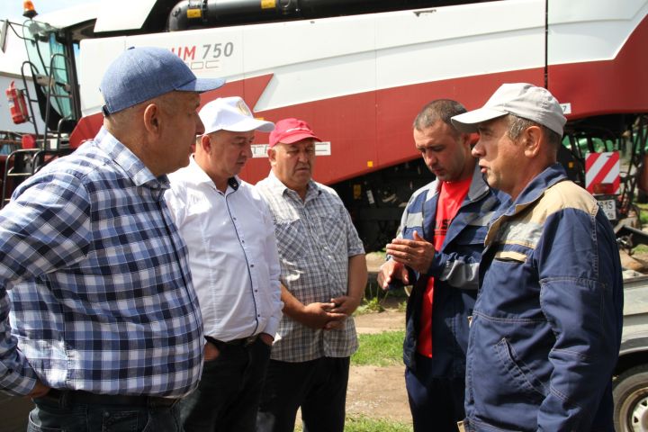 Глава района Айдар Салахов пообщался с комбайнерами