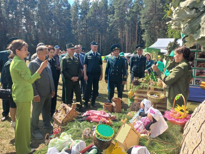 Костюм, сшитый мензелинскими мастерами, очень понравился лесникам Татарстана