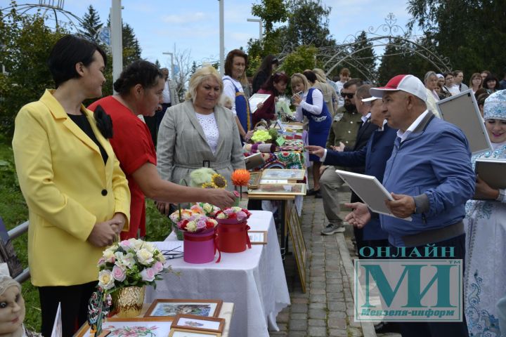 В День Республики мензелинцы смогли полюбоваться выставкой цветов и декоративно-прикладного искусства