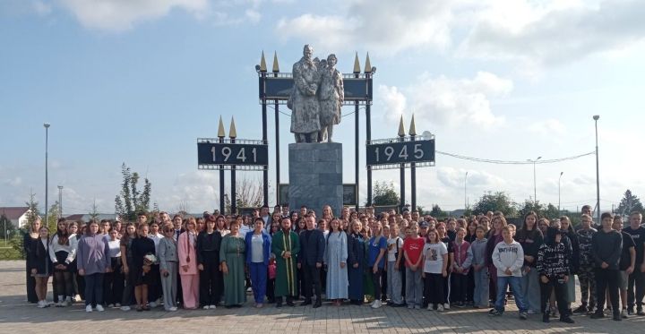 В Мензелинске состоялся митинг, приуроченный ко Дню солидарности в борьбе с терроризмом