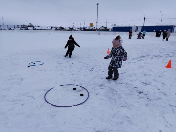 «Юность» спорт мәктәбе кечкенә минзәләлеләр өчен уен эстафеталары үткәрде